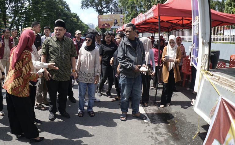 Wali Kota Makassar Munafri Tinjau Pasar Murah di Monumen Mandala