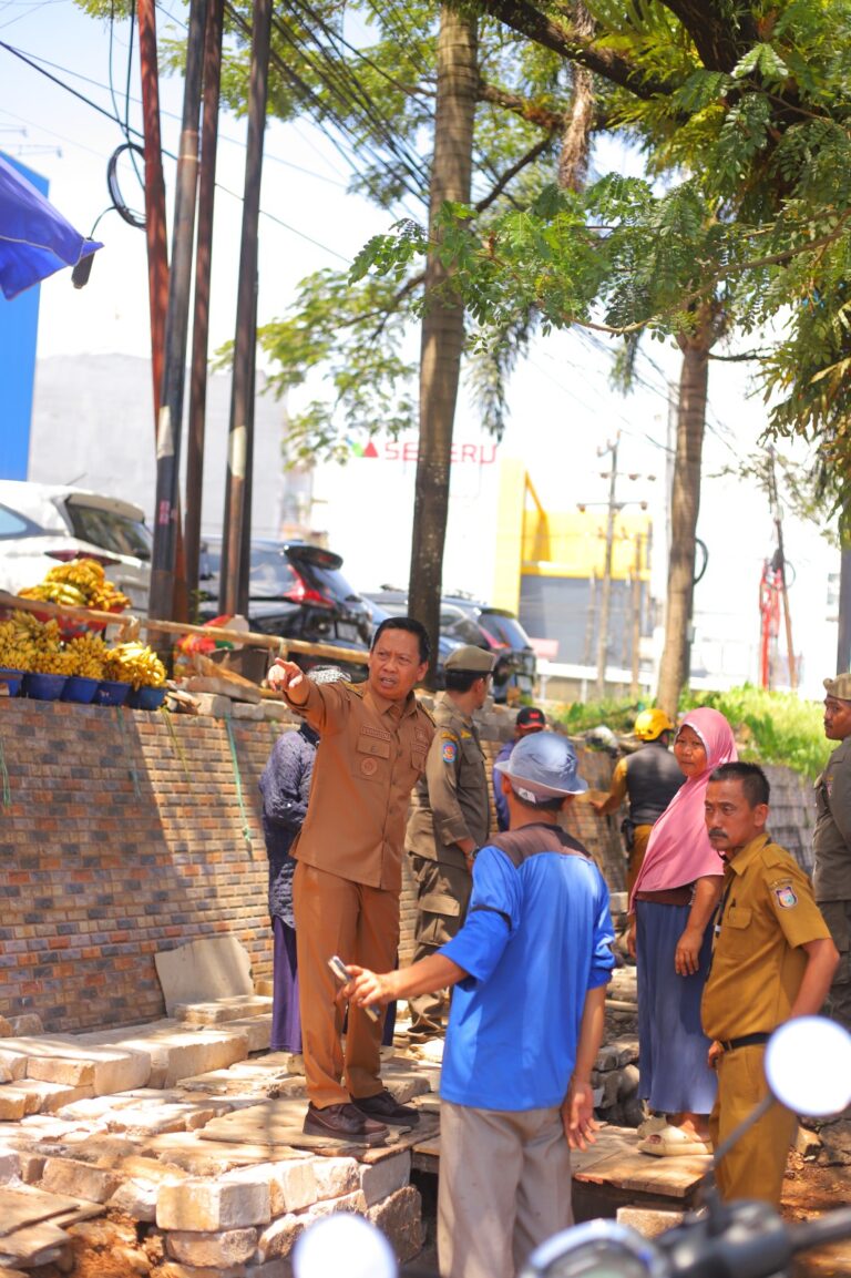 Camat Biringkanaya Pimpin Penertiban PK5 di Jalan Perintis Kemerdekaan