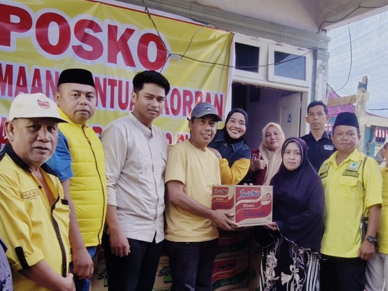 Pimcam Tamalanrea Partai Golkar Salurkan Bantuan untuk Korban Kebakaran di Kelurahan Kapasa Raya