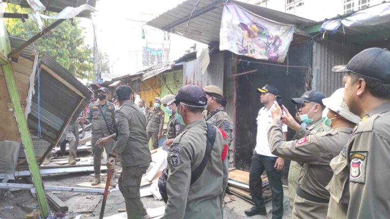 Pemerintah Kecamatan Ujung Tanah Kembali Tertibkan Lapak PK5