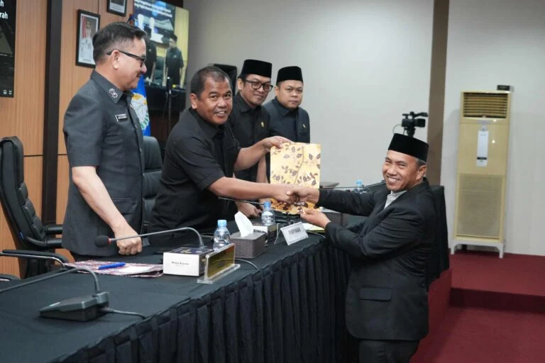 Rahman Pina Pimpin Rapat Paripurna Bahas Ranperda