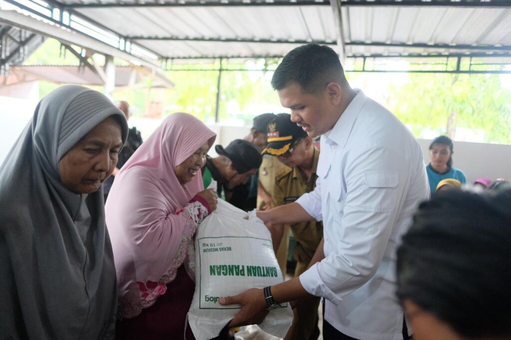 Bupati Bantaeng Salurkan Bantuan Beras dan Minyak Goreng