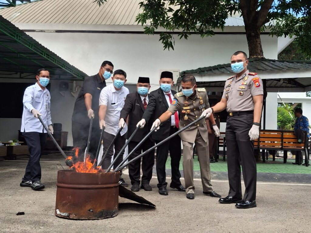 Sinergitas Pemkab Bersama Kejari Bantaeng Musnahkan Barang Bukti Perkara Tindak Pidana