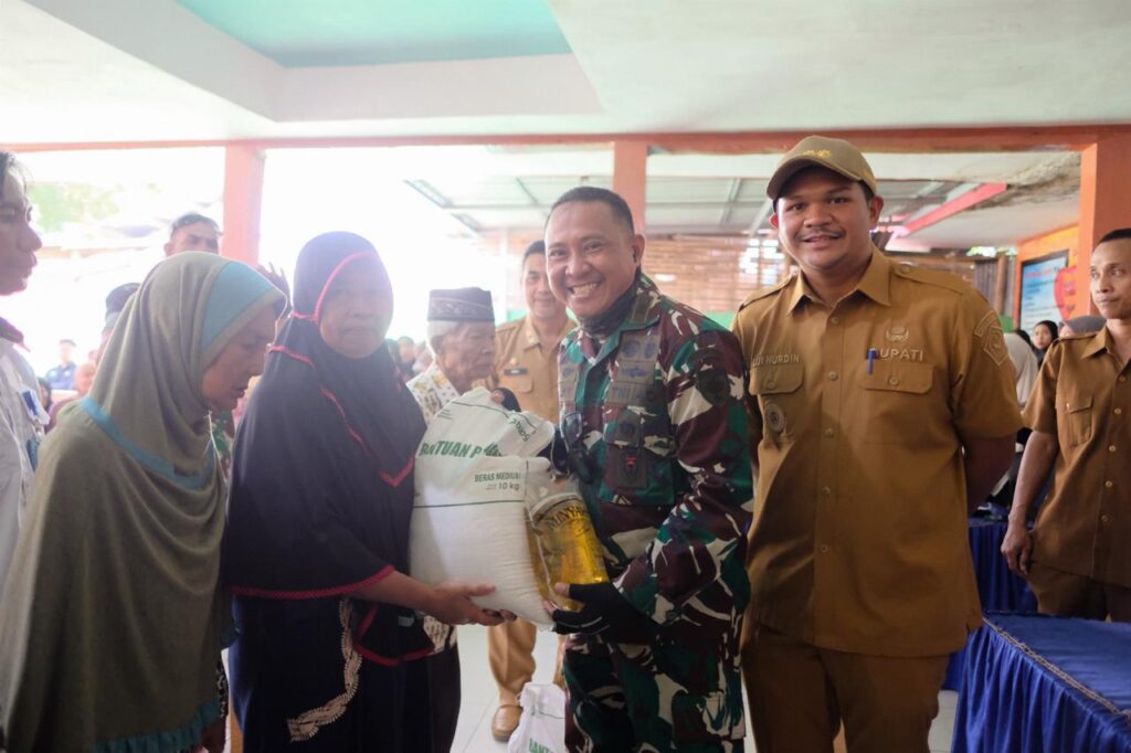 Bupati Bantaeng Bersama Dandim 1410 Salurkan Bantuan dan Tinjau Progres Pembangunan Jembatan Garuda