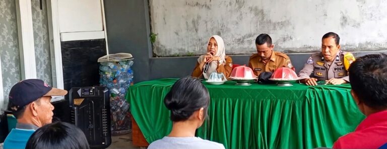 Lurah Berua Pimpin Rapat Mediasi Bersama PKL di Kawasan Gerbang Telkomas