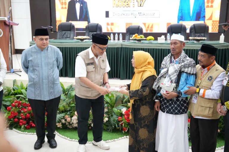 Munafri Dampingi Menhaj RI Sambut Jemaah Haji Kloter 17 Debarkasi Makassar