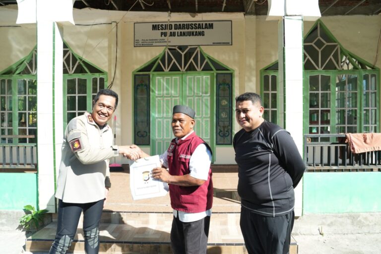 Wali Kota Makassar dan Kapolda Sulsel Serahkan Bantuan Sosial ke Warga Kepulauan Lanjukang