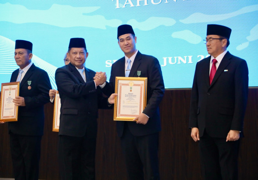 Bupati Pangkep Terima Satyalancana Wira Karya