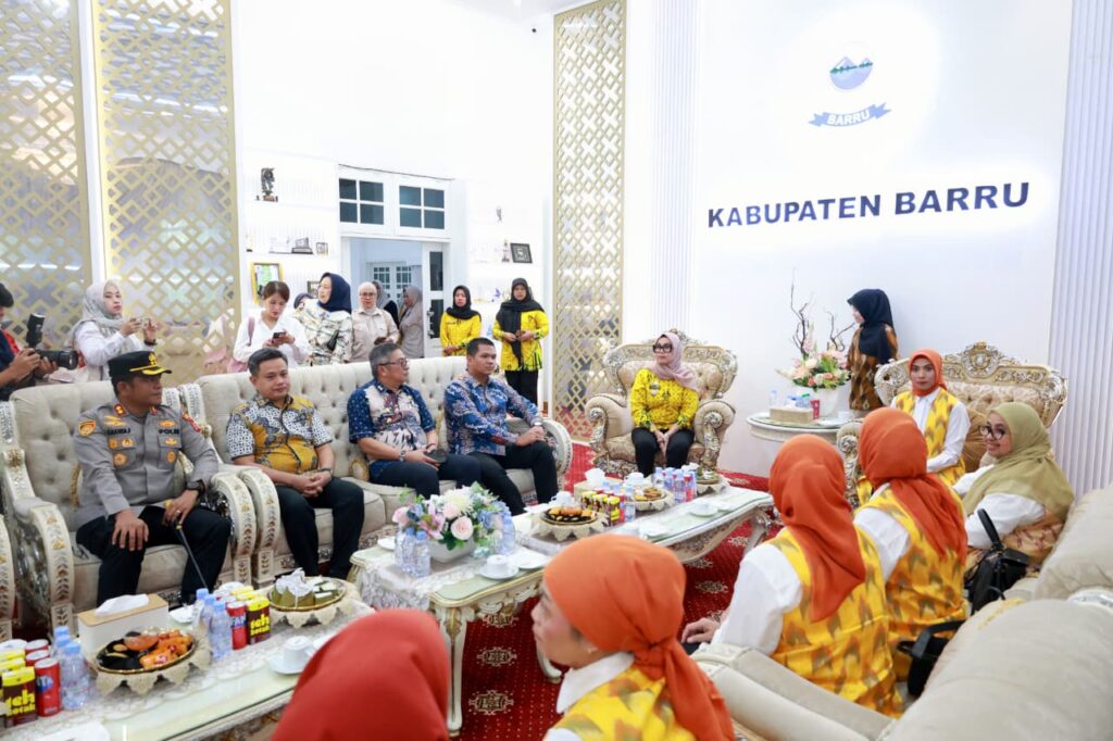Temui Penasihat DWP Kementerian ESDM, Bupati Bantaeng Serahkan Daftar Calon Penerima Bantuan PJUTS