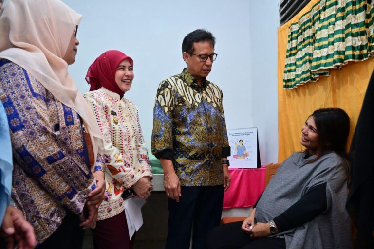 Aliyah Mustika Ilham Dampingi Menteri Kesehatan RI Tinjau Kompleks Kusta Jongaya