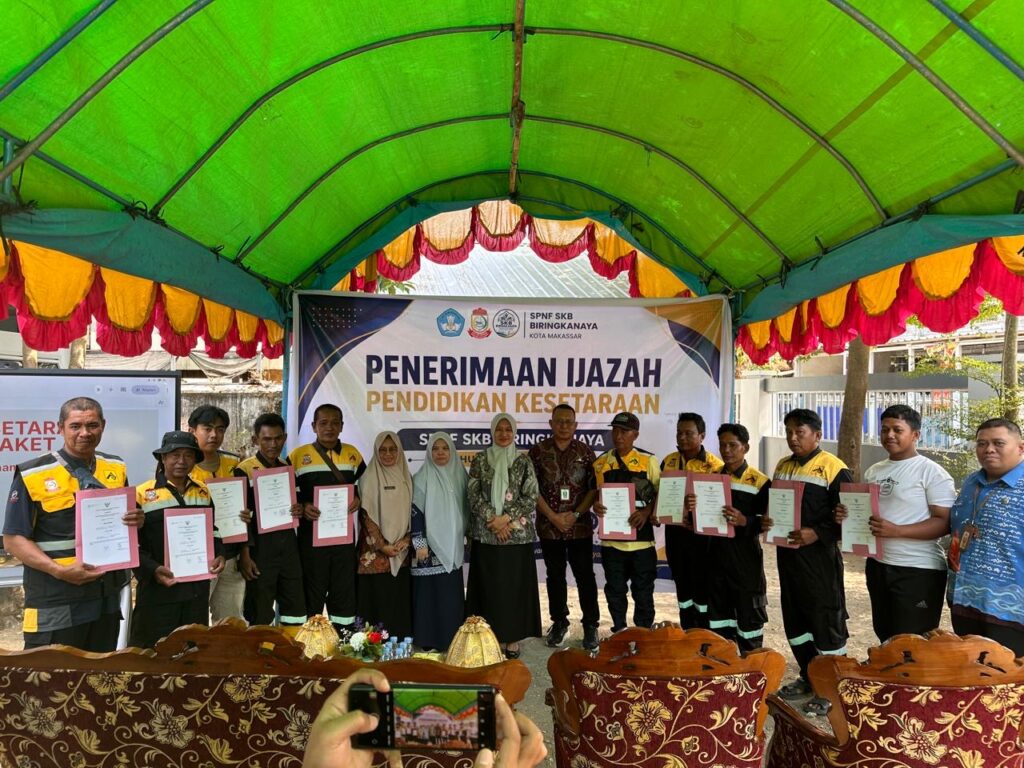 Pemkot Makassar Serahkan 108 Ijazah Kesetaraan