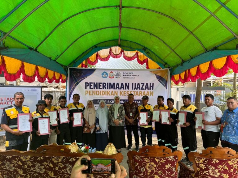 Pemkot Makassar Serahkan 108 Ijazah Kesetaraan
