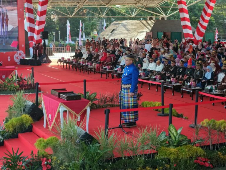 Munafri-Aliyah Kenakan Pakaian Adat di Upacara Penurunan Bendera HUT RI ke-81 Kota Makassar