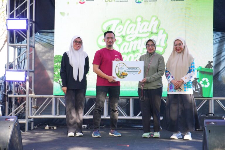 Ketua Dewan Lingkungan Hidup Kota Makassar Buka Jelajah Sampah Kecamatan Ujung Pandang