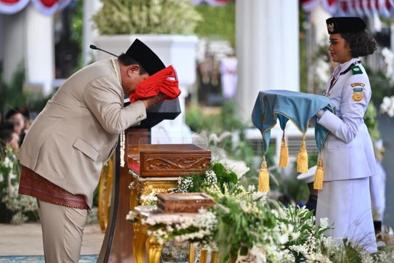 Presiden Prabowo Pimpin Upacara Penurunan Bendera Merah Putih di Istana Merdeka