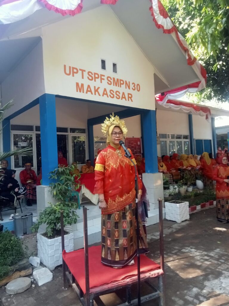 SMPN 30 Makassar Laksanakan Pengibaran Bendera Merah Putih HUT ke – 81 RI