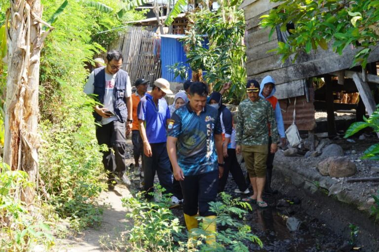 Bupati Bantaeng Bersama Masyarakat Bersihkan Irigasi di Desa Biangloe