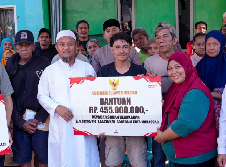 Gubernur Sulsel Serahkan Bantuan Korban Kebakaran di Kandea Makassar
