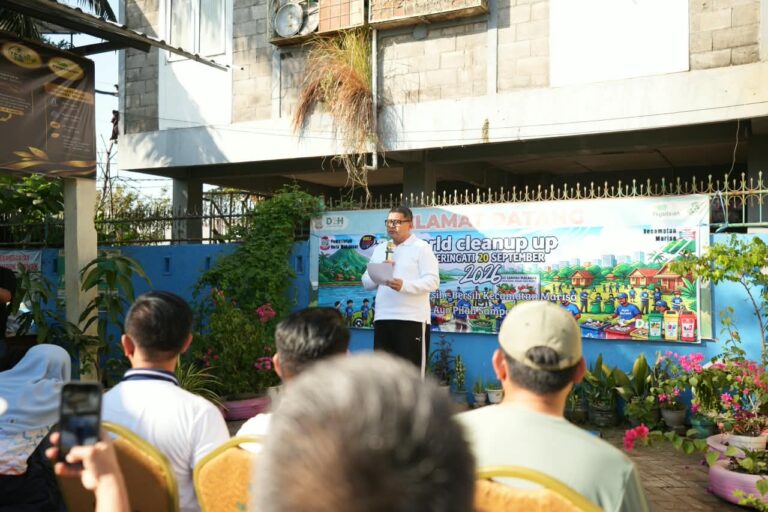 Munafri – Melinda Susuri Pantai Losari Bersama Satgas Gunakan Kapal Pembersih Limbah Laut