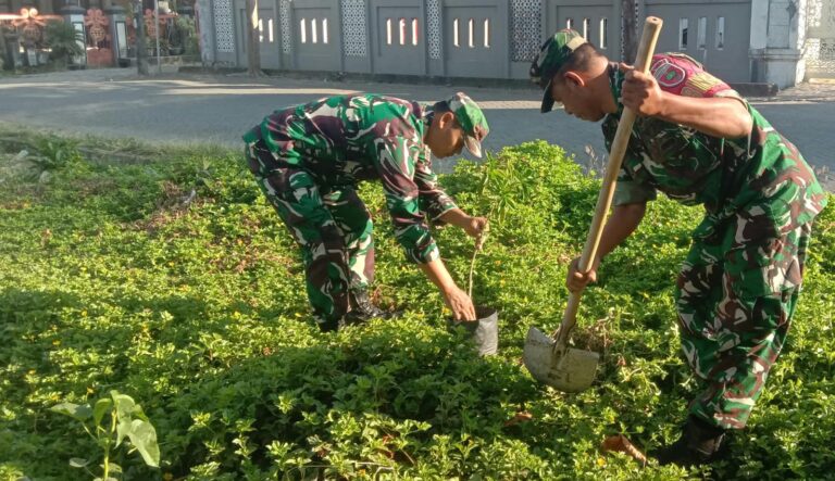 Koramil 1408-12 Tamalanrea Laksanakan Karya Bhakti Penanaman Pohon di Kelurahan Kapasa Raya