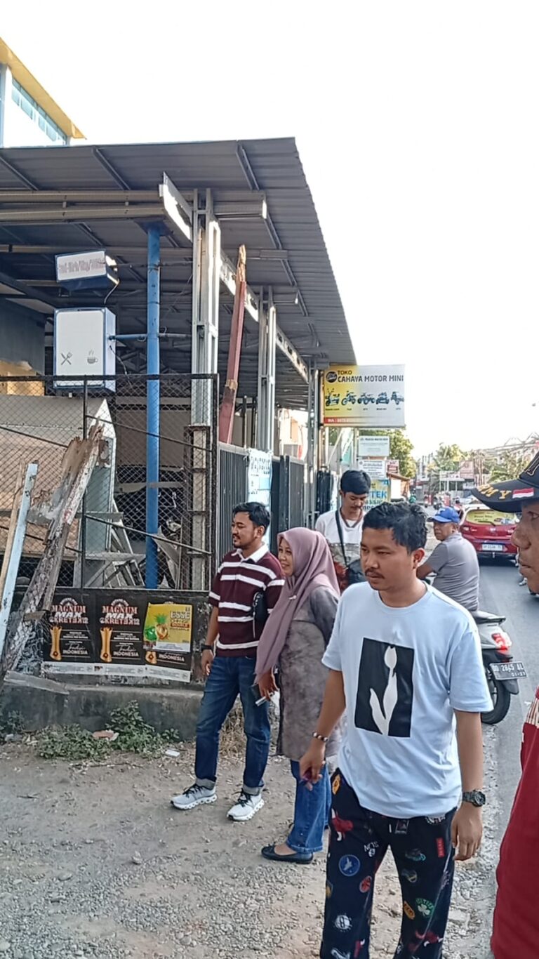 Lurah Daya dan Lurah Berua Kompak Tertibkan Bangunan Liar di Jalan Pajjaiang
