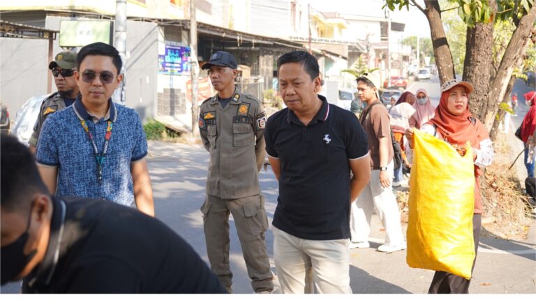 Wujudkan Lingkungan Bersih, Camat Biringkanaya Pimpin Kerja Bakti
