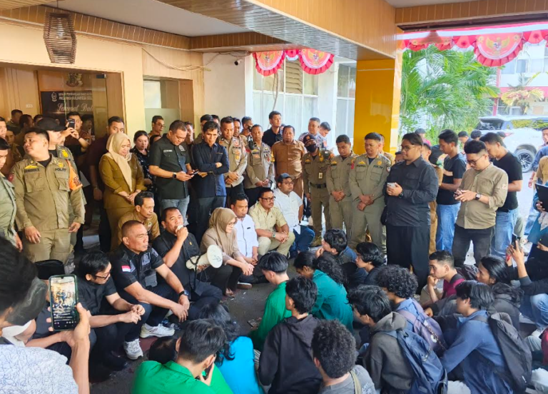 Pimpinan DPRD Sulsel Melantai Bareng Massa Aksi Demonstrasi