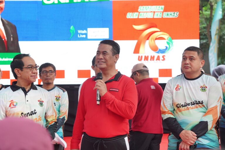 Wali Kota Munafri Ramaikan Fun Walk Dies Natalis ke-70 Unhas