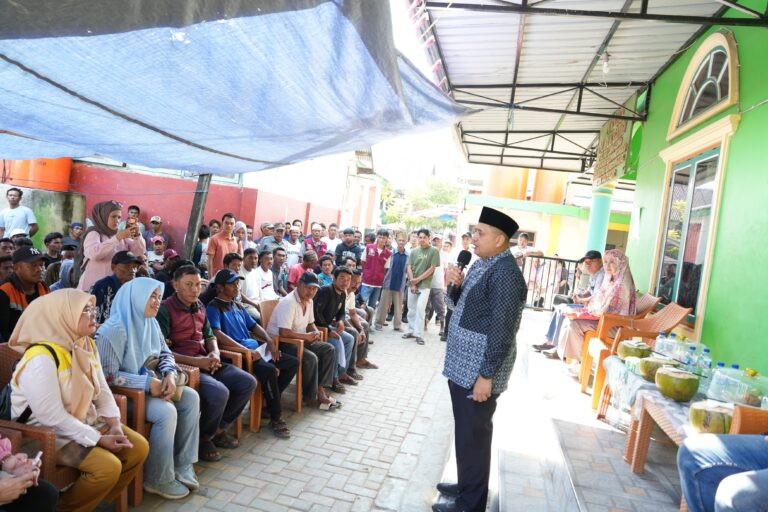 Munafri Serahkan Bantuan untuk 143 Nelayan di Lumu-lumu