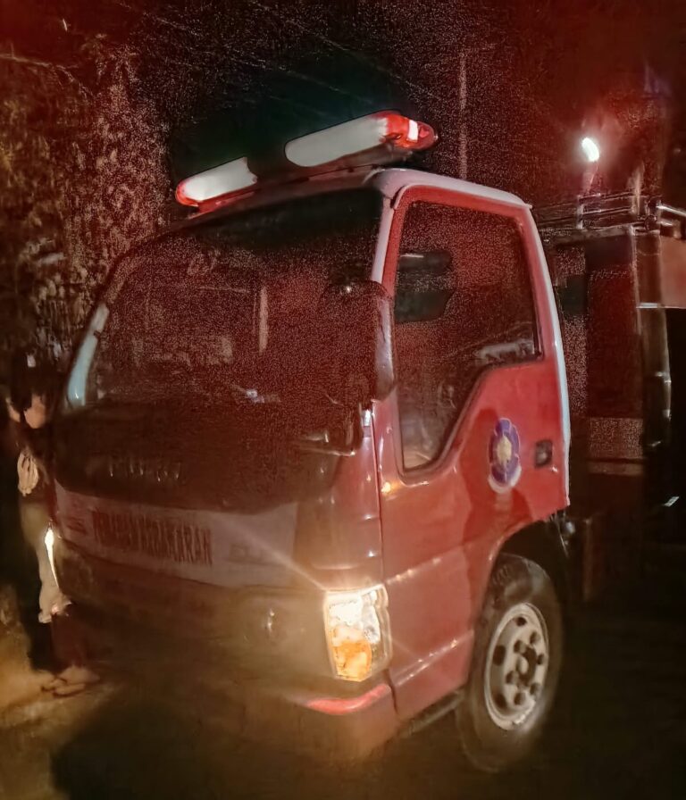 Petugas Pemadam Kebakaran Kabupaten Takalar Respon Cepat Laporan Masyarakat